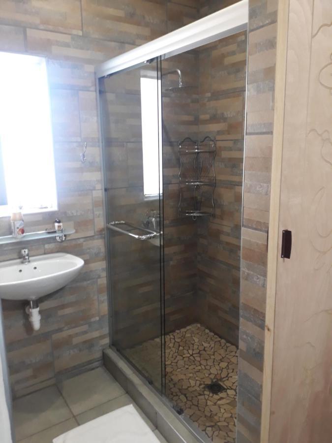 Апартаменты Bateleur Self Catering Cc Виндхук Экстерьер фото