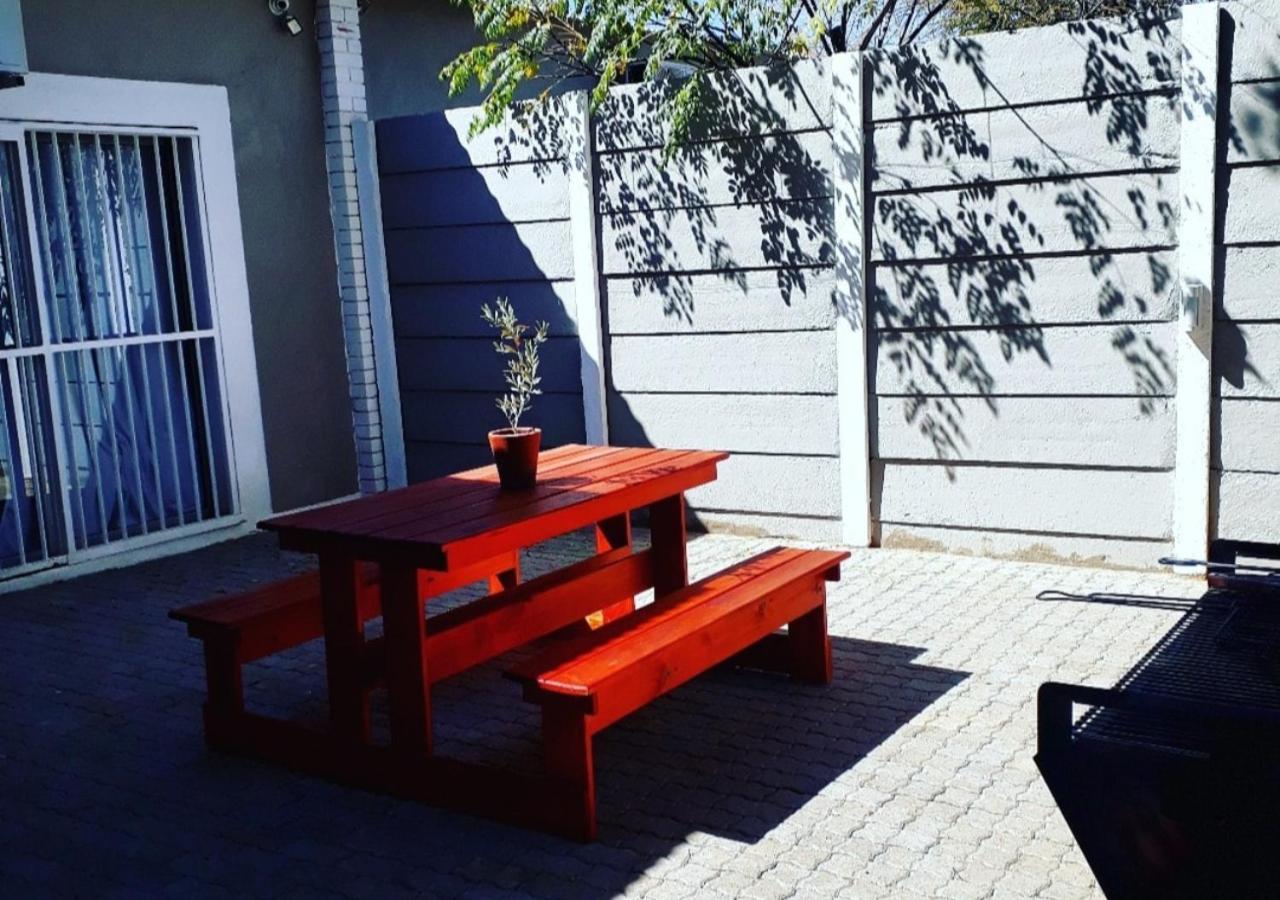 Апартаменты Bateleur Self Catering Cc Виндхук Экстерьер фото