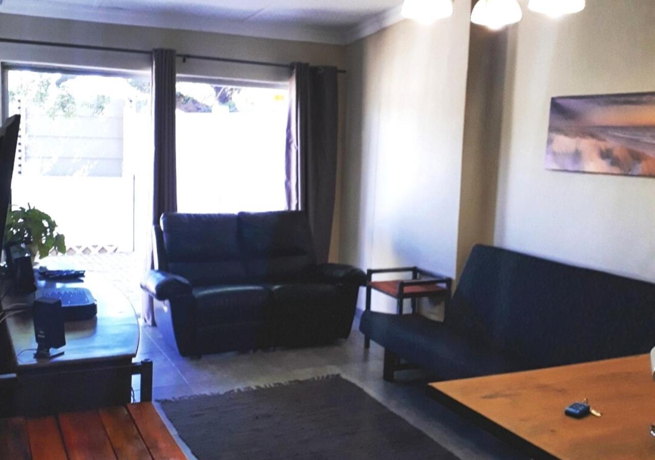 Апартаменты Bateleur Self Catering Cc Виндхук Экстерьер фото