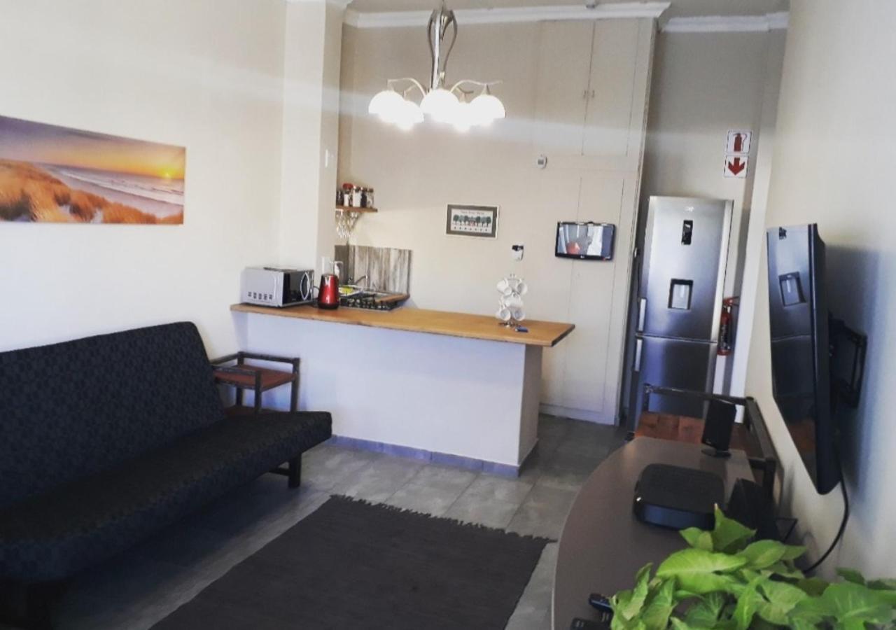 Апартаменты Bateleur Self Catering Cc Виндхук Экстерьер фото