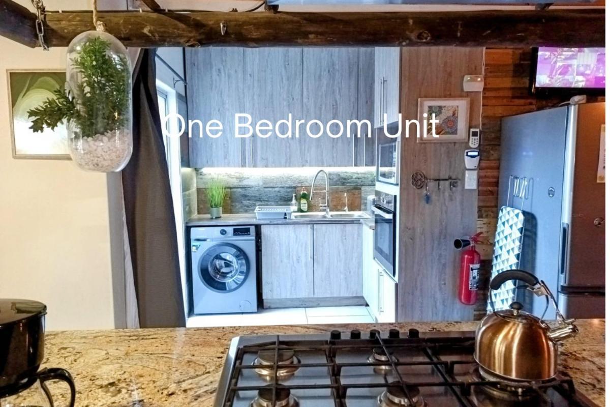 Апартаменты Bateleur Self Catering Cc Виндхук Экстерьер фото