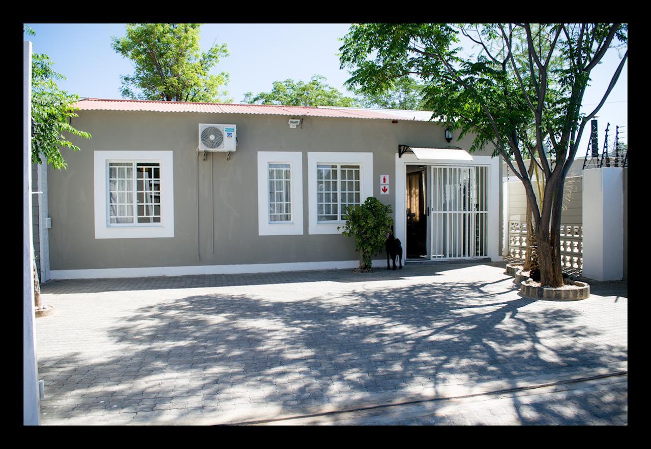 Апартаменты Bateleur Self Catering Cc Виндхук Экстерьер фото